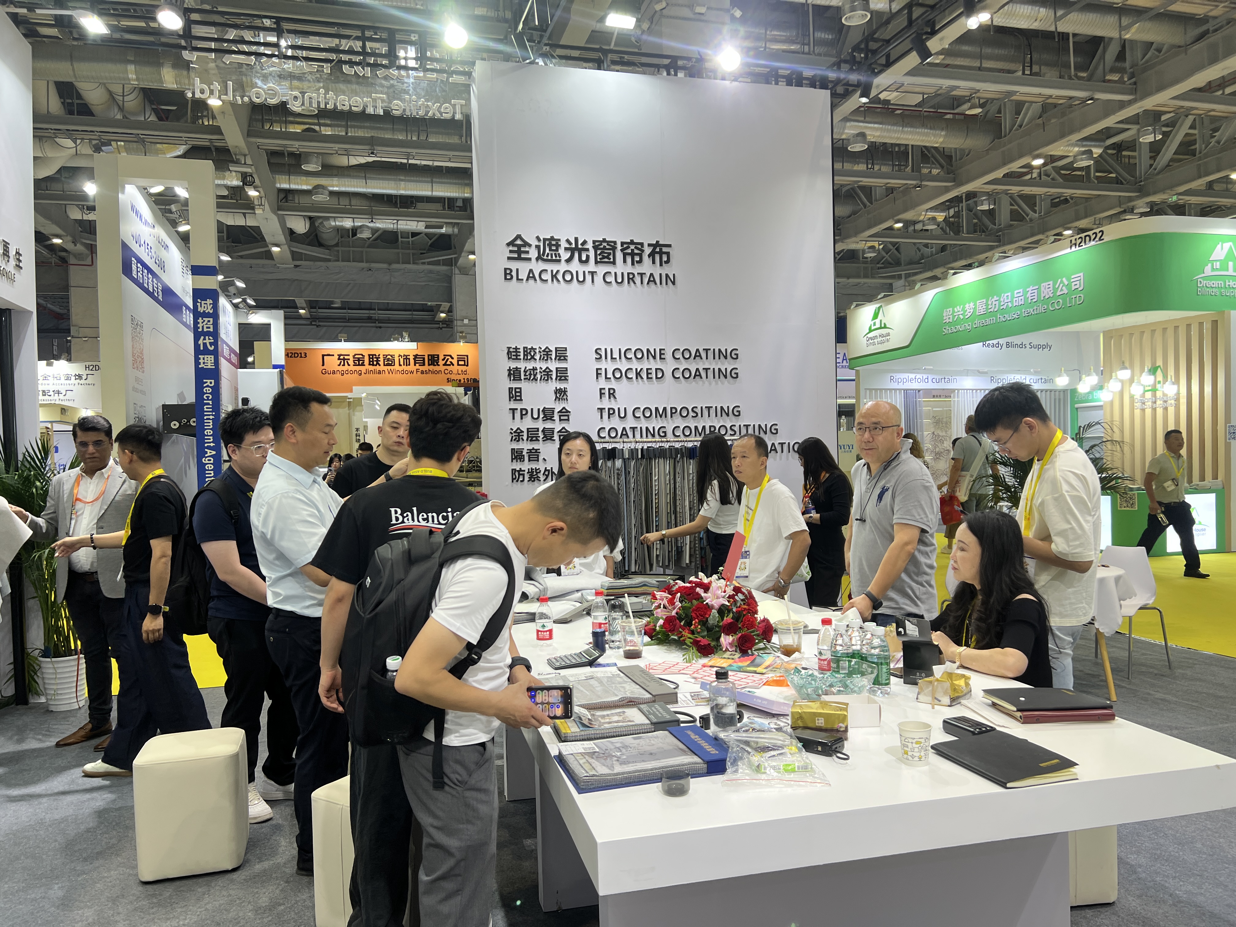 Changsheng Textile conclut avec succès R + T Asia 2025, renforçant son expertise dans la fabrication de tissus de rideaux de panne d'électricité